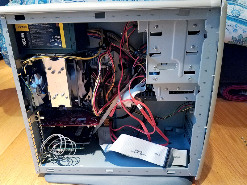Illustration for article titled Windows XP gaming rig - ugly AF